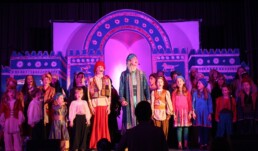 Szene aus dem Musical Daniel - Kinder und Jugendliche in farbenprächtigen Kostümen