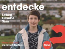Bild einer Frau und der Schrift: entdecke Leben, Glaube, Sinn. Großes rotes Fragezeichen - Logo des Alphakurses