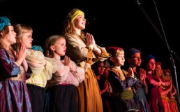 Szene aus dem Musical Daniel, das von rund 40 Kindern und Jugendlichen zwei Mal aufgeführt worden ist.