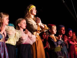 Szene aus dem Musical Daniel, das von rund 40 Kindern und Jugendlichen zwei Mal aufgeführt worden ist.