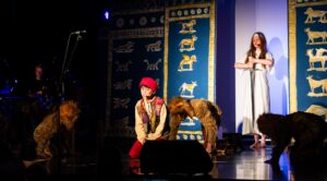 Szene aus dem Musical Daniel, der von Mateo Botero (links) dargestellt wurde.