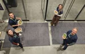Willkommens-Team am Haupteingang der Oberschwabenhalle. (Foto: Gemeinschaft Immanuel Erik Henkel)
