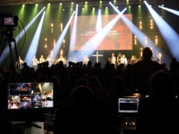 Blick auf Mischpult, Besucher und Bühen beim Lobpreiskonzert am 8.11.25 in Ravensburg.