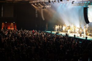 Die Besucher stimmen in die Lieder mit ein, sodass das Konzert zum großen Gottesdienst wird. (Foto: Gemeinschaft Immanuel Ralph Maurer)