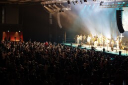 Blick auf die Bühne beim Lobpreiskonzert in der Ravensburger Oberschwabenhalle.