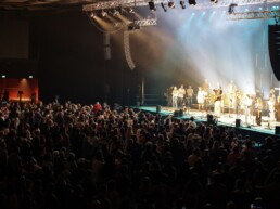 Blick auf die Bühne beim Lobpreiskonzert in der Ravensburger Oberschwabenhalle.