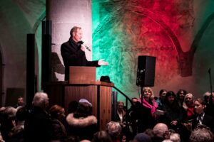 Oberbürgermeister Dr. Daniel Rapp eröffnete als Schirmherrr das Weihnachtssingen.