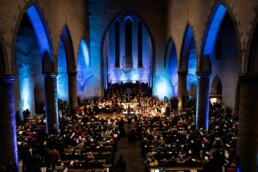 die Kirche war voll und bunt beleuchtet