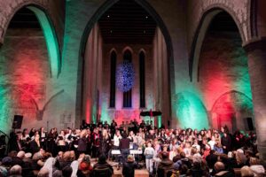 Rund 200 Mitwirkende aus Chören und Bands waren beteiligt.