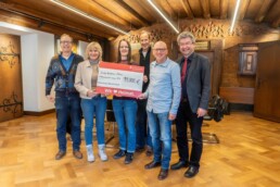 Spendenübergabe vom Weihnachtssingen (v.l.): Pastoralreferent Dr. Michael Schindler, Sabine Reischmann, Nadja Nobis, Dr. Daniel Rapp, Matthias Schyra, Dekan Dr. Martin Hauff.