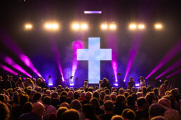 Ein riesiges LED-Kreuz, ein imposanter Chor aus 450 Stimmen und Musiker Albert Frey live auf der Bühne