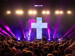 Ein riesiges LED-Kreuz, ein imposanter Chor aus 450 Stimmen und Musiker Albert Frey live auf der Bühne