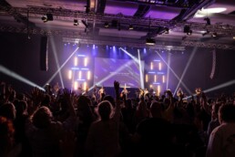 Rund 2.200 Christen aus verschiedenen christlichen Gemeinden feierten am Ostermontag in der Ravensburger Oberschwabenhalle beim 67. Ravensburger Lobpreiskonzert. Foto: Gemeinschaft Immanuel / Ralph Maurer