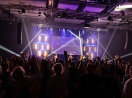 Rund 2.200 Christen aus verschiedenen christlichen Gemeinden feierten am Ostermontag in der Ravensburger Oberschwabenhalle beim 67. Ravensburger Lobpreiskonzert. Foto: Gemeinschaft Immanuel / Ralph Maurer